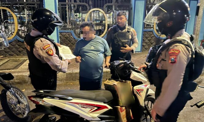 
					BISNIS HARAM: Pengedar Miras saat ditangkap aparat Polres Pasuruan Kota. (Foto: Moh. Rois).