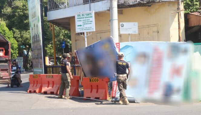 
					DITERTIBKAN: Satpol PP Kota Probolinggo menertibkan banner milik salah satu bapaslon (Foto: Istimewa).