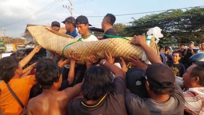 
					EVAKUASI: Korban tewas laka KA di Desa Pesisir, Kec. Banjarsari, Kab. Probolinggo saat dievakuasi warga. (foto: Hafiz Rozani).