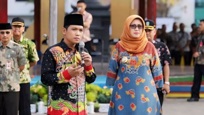 
					WARISAN: Bupati dan Wakil Bupati Lumajang Periode 2018 - 2023, Thoriqul Haq dan Indah Amperawati, wariskan kebijakan pemberian tunjangan bagi guru non-NIP yang kini tuai polemik. (foto: Asmadi).