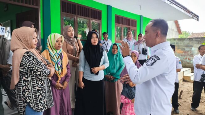 
					DIALOG: Pj Bupati Probolinggo, Ugas Irwanto, berdialog dengan para wali murid SDN Widoro. (foto: Ali  Ya'lu).