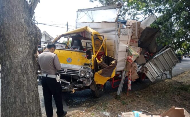 
					LAKA TUNGGAL: Kondisi truk boks usai terlibat kecelakaan tunggal di jalur Pantura Paiton Probolinggo. (foto Ali Ya'lu).