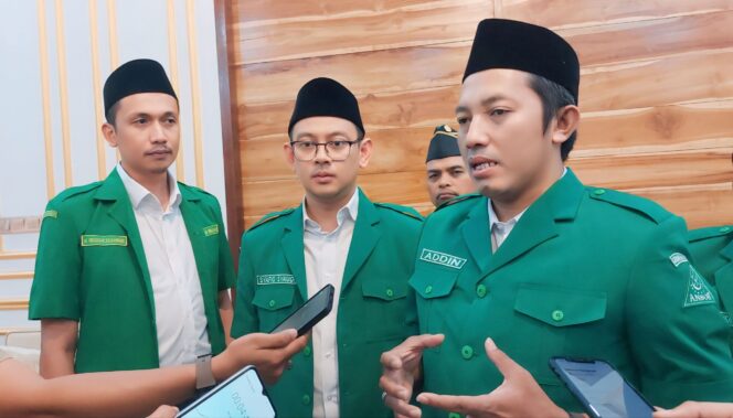 
					DUKUNG: Ketum PP GP Ansor, Addin Jauharuddin (kiri) saat ditemui di Pesantren Zainul Hasan Genggong, Senin (12/8/24) malam. (foto: Ali Ya'lu).