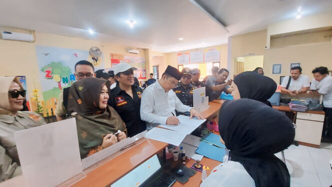 
					BUAT SKCK: Pasangan dr. Aminuddin dan Ina Dwi Lestari saat mengurus SKCK di Polres Probolinggo Kota. (foto: Hafiz Rozani).