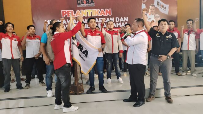 
					GANTI PIMPINAN: Gubernur LIRA Jawa Timur, Syamsuddin, memberikan bendera simbol pergantian pimpinan kepada Bupati LIRA Probolinggo, Salamul Huda. (foto: Ali Ya'lu).