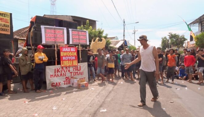 
					PROTES: Warga empat desa di Kecamatan Beji, Kabupaten Pasuruan, turun jalan untuk memprotes pencemaran sungai di lingkungannya. (foto: Moh. Rois).