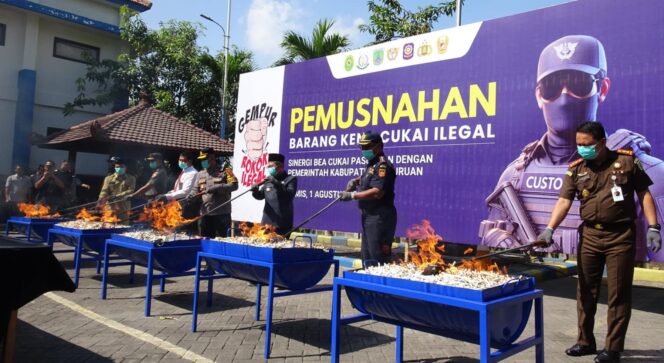 
					DIMUSNAHKAN: Barang bukti hasil kejahatan dimusnahkan  Kantor Pengawasan dan Pelayanan Bea dan Cukai Tipe Madya Pabean A Pasuruan. (foto: Moh. Rois).