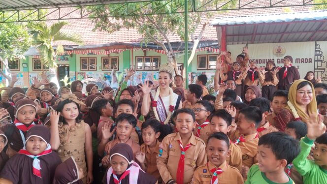 
					BERI MOTIVASI: Puteri Indonesia Pendidikan dan Kebudayaan 2024 saat mendongeng di SDN Sukabumi 2 Kota Probolinggo. (foto: Hafiz Rozani).