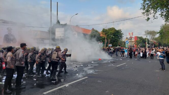 
					RICUH: Simulasi pengamanan saat terjadi kericuhan dalam perhitungan suara di Kota Probolinggo. (foto: Hafiz Rozani).