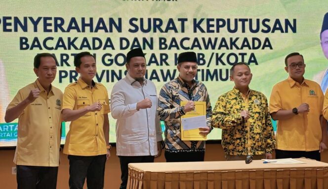 
					RESMI: Gus Haris (tengah, batik mustard) saat menerima surat rekomendasi dari Partai untuk Pilkada Kabupaten Probolinggo 2024. (foto: Istimewa).