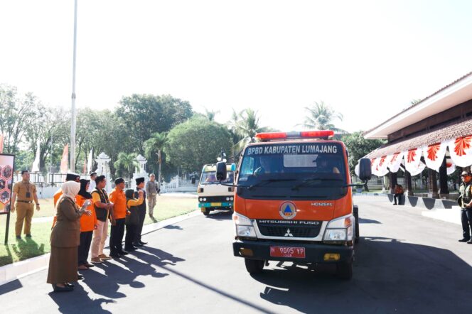 
					DROPING: Pemberangkatan truk tangki air bersih milik BPBD Lumajang menuju kawasan terdampak kekeringan. (foto: Asmadi).