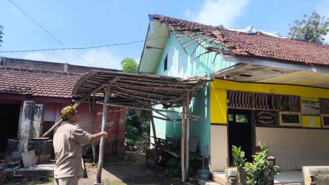 
					MEMPRIHATINKAN: Kepala SDN Bimo, M. Juri menunjukkan kondisi atas kelas VI SDN Bimo yang rusak. (foto: Ali Ya'lu).