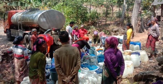 
					KEKERINGAN: Anggota BPBD Kabupaten Pasuruan saat menyalurkan bantuan air bersih kepada warga terdampak kekeringan. (foto: Moh. Rois).