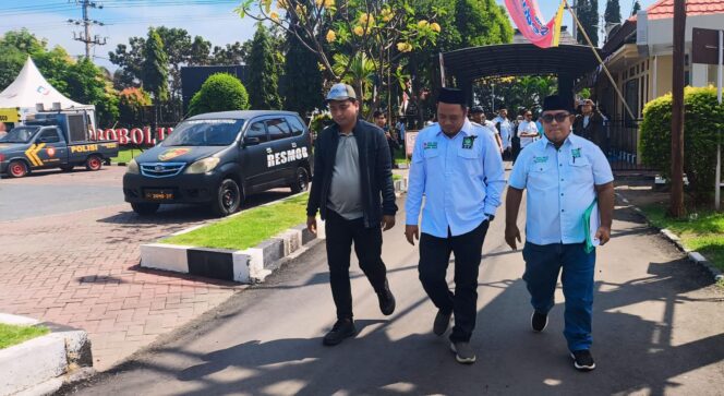 
					LAPORAN: Ketua DPC PKB Kabupaten Probolinggo Ra Fahmi (tengah) sesaat setelah keluar dari ruang SPKT Polres Probolinggo pasca membuat laporan. (foto: Ali Ya'lu).