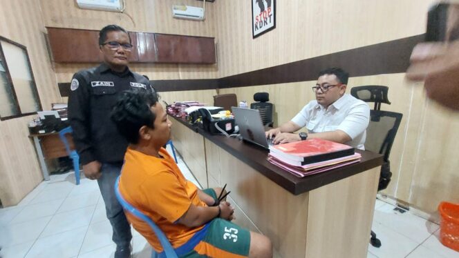 
					TERSANGKA: Dedi Susanto (baju oranye) ditetapkan sebagai tersangka tewasnya janda muda di kamar hotel di Desa Bayeman, Kec. Tongas, Kab. Probolinggo Kota. (foto: Hafiz Rozani).