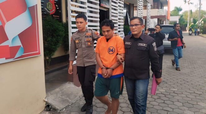 
					TERSANGKA: Dedi Susanto saat diamankan di Mapolres Probolinggo Kota. (foto: Hafiz Rozani).