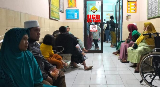 
					DIRAWAT: Sejumlah warga yang mengalami keracunan menjalani perawatan medis di Puskesmas Kedungjajang, Kabupaten Lumajang. (foto: Asmadi).