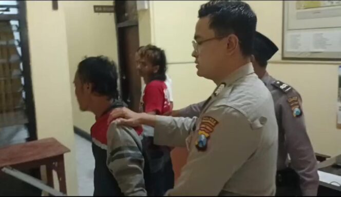 
					DITANGKAP: Dua terduga maling saat digelandang petugas Polsek Pandaan, Kabupaten Pasuruan. (foto: Moh. Rois) 