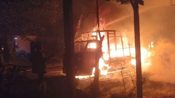 
					LUDES: Kondisi truk yang terbakar di Jalan Raya Wonorejo, Kabupaten Lumajang. (foto: Asmadi).