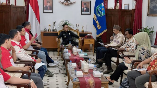 
					TEKEN MoU: Pj. Bupati Ugas menemui LIRA di Pendopo Bupati Probolinggo, Jumat (9/8/2024) siang. (foto: Ali Ya'lu).