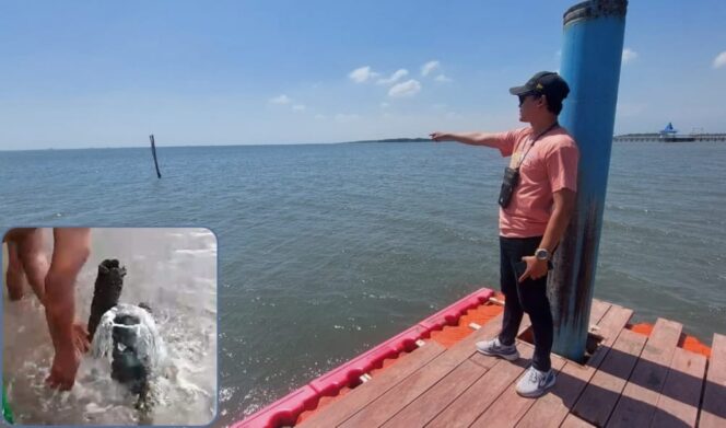 
					TAK LAZIM: Seorang pengunjung menunjuk lokasi sumber air tawar saat air laut sedang pasang. Insert: Air tawar menyembur dari perairan laut Pantai Bentar. (foto: Hafiz Rozani).