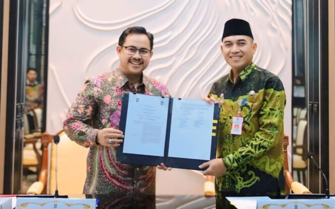 
					KERJASAMA: Sekda Kota Surabaya dan Sekda Lumajang, tunjukkan perjanjian kerjasama di ruang Rapat Sekda Balai Kota Surabaya (foto: Istimewa).