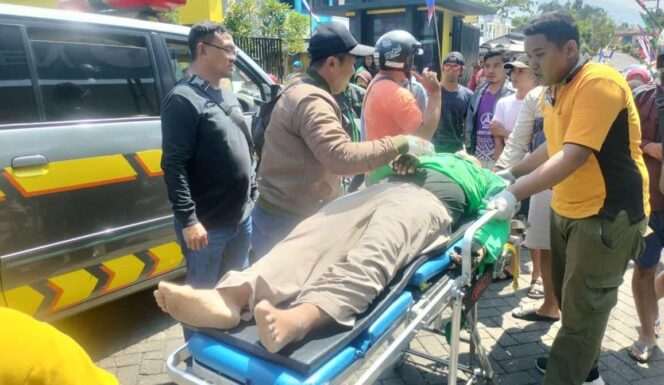 
					MENDADAK: Jasad pengemudi ojek online di taman depan perumahan Navilla Graha, Desa Sumbergedang, Kecamatan Pandaan, Kabupaten Pasuruan, dievakuasi petugas. (foto: Moh. Rois).