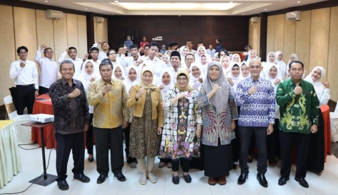 
					BIMTEK: Peserta Bimtek Enumerator foto bersama Pj. Bupati Lumajang, Indah Wahyuni. (Foto: Asmadi)