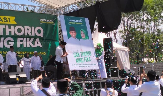 
					DEKLARASI: Cak Thoriq dan Ning Fika saat menggelar deklarasi Pilkada Lumajang Tahun 2024. (foto: Asmadi).