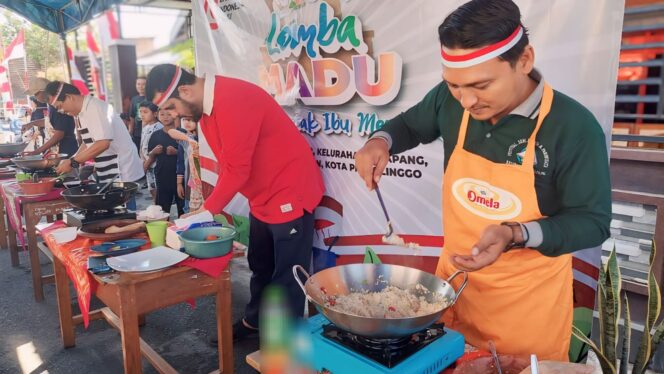 
					ADU LIHAI: Para peserta sedang adu ketangkasan memasak dengan nasi goreng. (foto: Hafiz Rozani). 