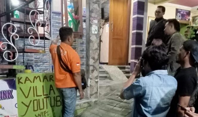 
					PENUSUKAN: Polisi melakukan olah TKP di lokasi penusukan villa kawasan wisata Tretes Pasuruan.  (foto: Moh. Rois).