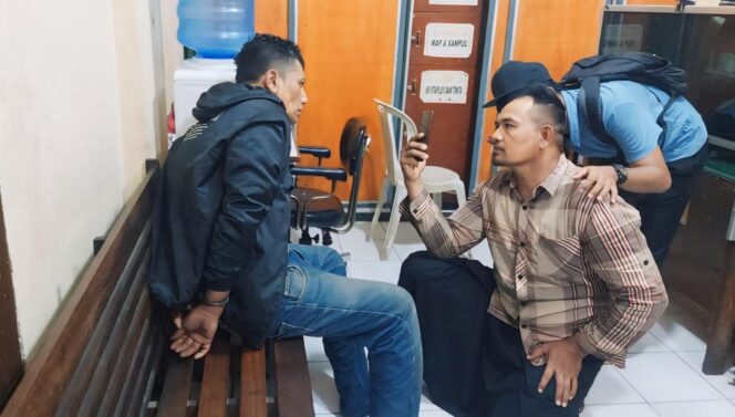 
					DITANGKAP: Agus, pelaku pencurian motor saat diamankan di Mapolsek Kademangan dan motor milik korban. (foto: Hafiz Rozani).