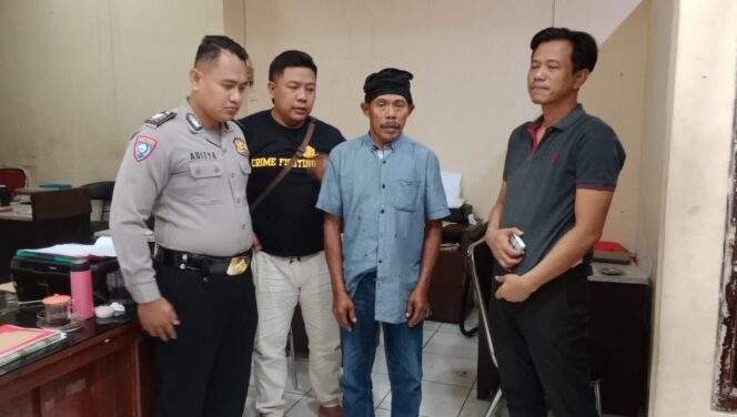 
					DIRINGKUS: Pelaku penusukan saat digelandang aparat Polres Lumajang. (foto: Asmadi).