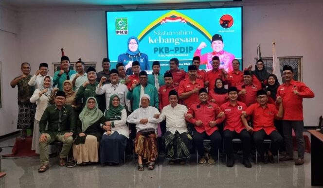 
					KOALISI: Elit PKB dan PDI-P Kabupaten Pasuruan foto bersama usai pertemuan koalisi di Graha DPC PKB, Rabu (14/8/2024) petang. (foto: Moh. Rois).