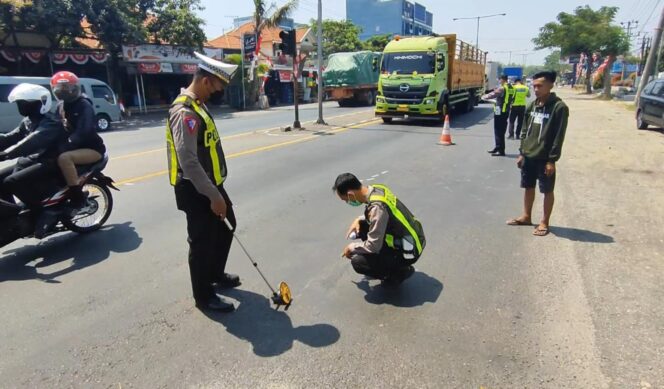 
					OLAH TKP: Anggota Satlantas Polres Pasuruan saat melakukan olah TKP di lokasi kejadian. (foto: Moh. Rois).