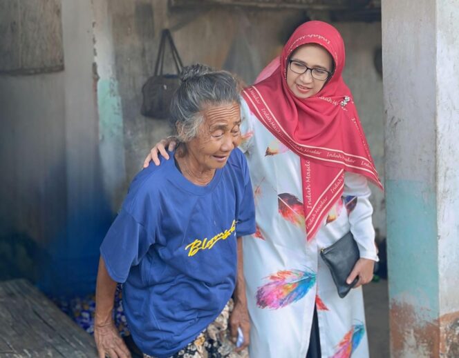 
					PEDULI: Bakal Calon Bupati Lumajang Indah, Amperawati saat menyambangi Satumi (84), korban kebakaran di Desa Karanglo, Kecamatan Kunir. (foto: Asmadi).