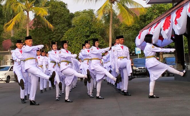 
					BOLEH BERHIJAB: Paskibraka Lumajang saat mengikuti gladi bersih jelang HUT Kemerdekaan RI. (foto: Asmadi).