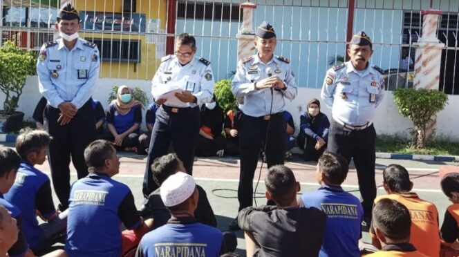 
					BAKAL DAPAT REMISI: WBP Rutan Kraksana saat mendapatkan pencerahan dari Ka Rutan Alzuarman. (foto: Ali Ya'lu).