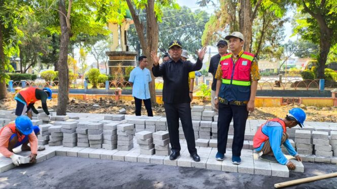 
					SIDAK: Pj Bupati Ugas Irwanto (pakaian hitam) saat melakukan sidak di SGM Kraksaan, Jumat (16/8/2024) siang. (foto: Ali Ya'lu).