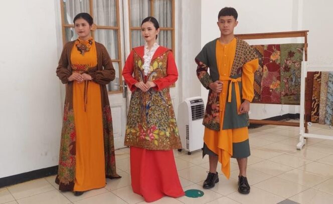 
					PENGENALAN: Tiga model busana batik yang akan mengikuti ajang Surabaya Fashion Parade 2024. (foto: Hafiz Rozani).