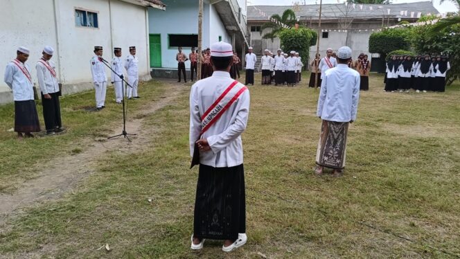 
					BERSARUNG: Suasana upacara bendera HUT RI di Ponpes Al Ikhlas Al Muhdlor Yosowilangun, Kab. Lumajang. (foto: Asmadi).