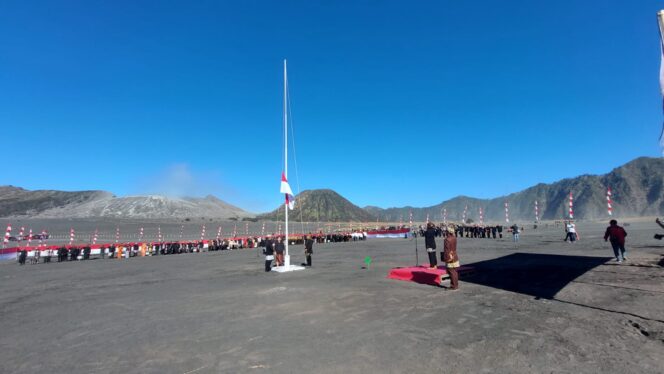 
					KHIDMAT: Suasana upacara HUT Kemerdekaan RI di Lautan Pasir Bromo. (foto: Hafiz Rozani).