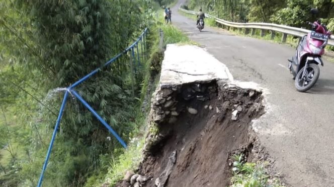 
					RAWAN: Insiden tanah longsor di Kecamatan Tiris, Kab. Probolinggo, beberapa waktu lalu. (foto: dok)