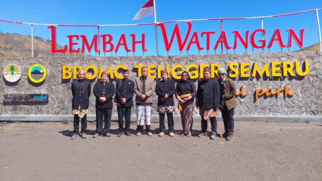 
					DIKEMBALIKAN: Petugas TNBTS dan Tokoh Suku Tengger berfoto di depan tulisan nama 'Lembah Watangan' yang sebelumnya bernama Bukit Telletubies. (foto: Hafiz Rozani)