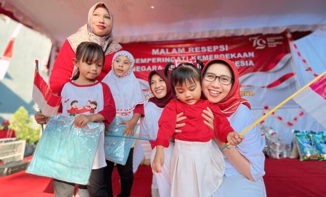 
					SEMANGAT KEMERDEKAAN: Bunda Indah (berkacamata) saat merayakan semarak kemerdekaan bersama warga Lumajang. (foto: Asmadi).