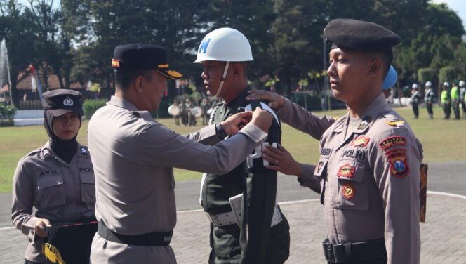 
					SAMBUT PILKADA: Kapolres Lumajang, AKBP Mohammad Zainur Rofik, saat mengecek kesiapan pasukan dalam apel Operasi Mantap Praja Semeru 2024, Senin (19/8) pagi. (