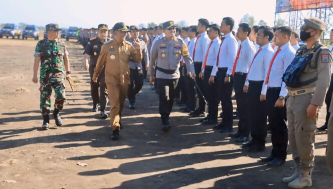 
					CEK: Damdim, Pj. Bupati dan Kapolres Probolinggo mengecek kesiapan pasukan dalam Apel Gelar Pasukan Operasi Mantap Praja (OMP) Semeru 2024 di lapangan depan exit Tol Kraksaan. (foto: Moh. Rochim).