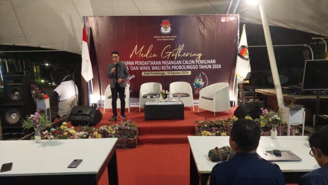 
					PAPARAN: Ketua KPU Kota Probolinggo, Radfan Faisal saat memberikan penjelasan dalam acara media gathering, Minggu (18/8/24) malam. (foto: Hafiz Rozani). 