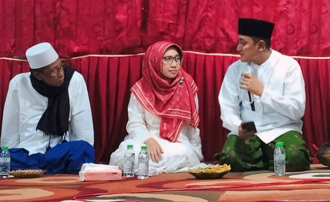 
					BACABUP: Indah Amperawati atau Bunda Indah (tengah) saat silaturrahmi bersama sejumlah kiai beberapa waktu lalu. (foto: Asmadi).