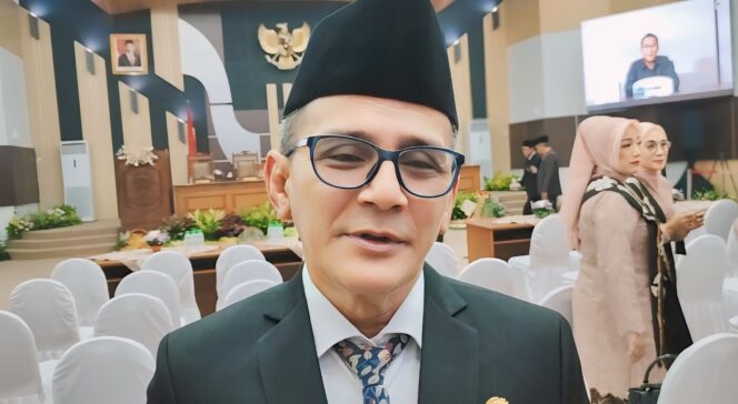 
					DILANTIK: Shobih Asrori tetap dilantik sebagai anggota DPRD Kabupaten Pasuruan Periode 2024-2029, Rabu (21/8/24) siang. (foto: Moh. Rois).